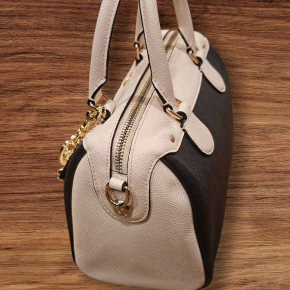 COACH Crossgrain Leather Bennett Shoulder Bag - Navy And Off White - Picture 3 of 10